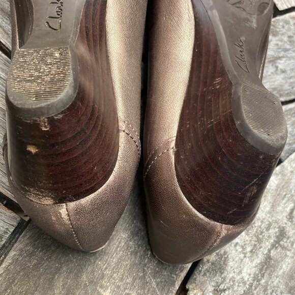 CLARKS LOW HEELED WEDGE BRONZE PUMP 9M - Picture 11 of 12